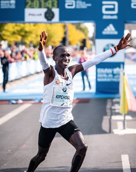 recorde mundial maratona masculino|Kipchoge bate recorde com pace de 2m53/km na maratona de .